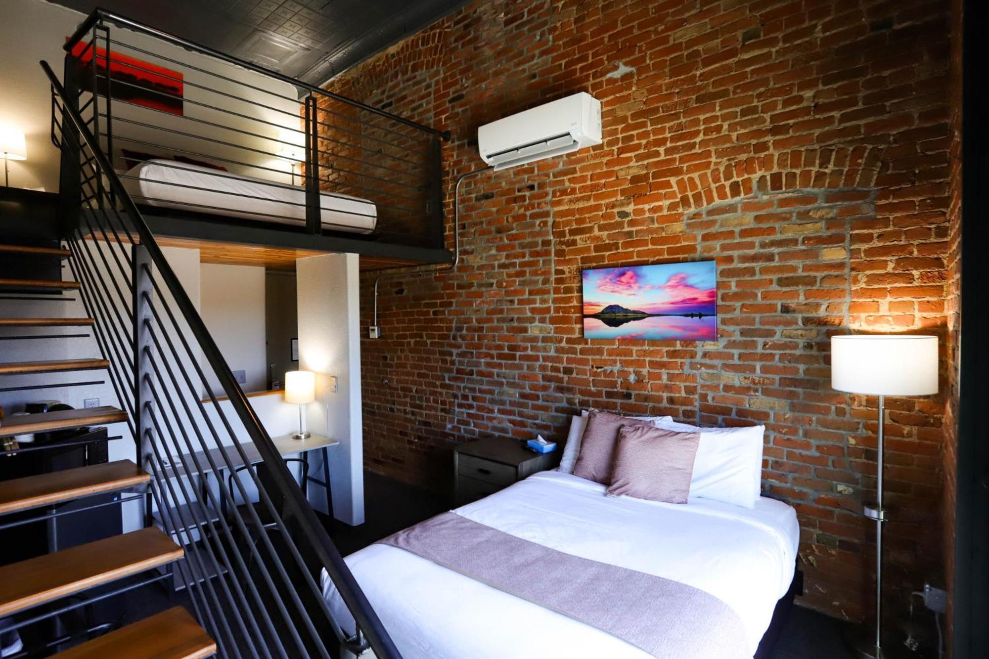 Hotel The 3*