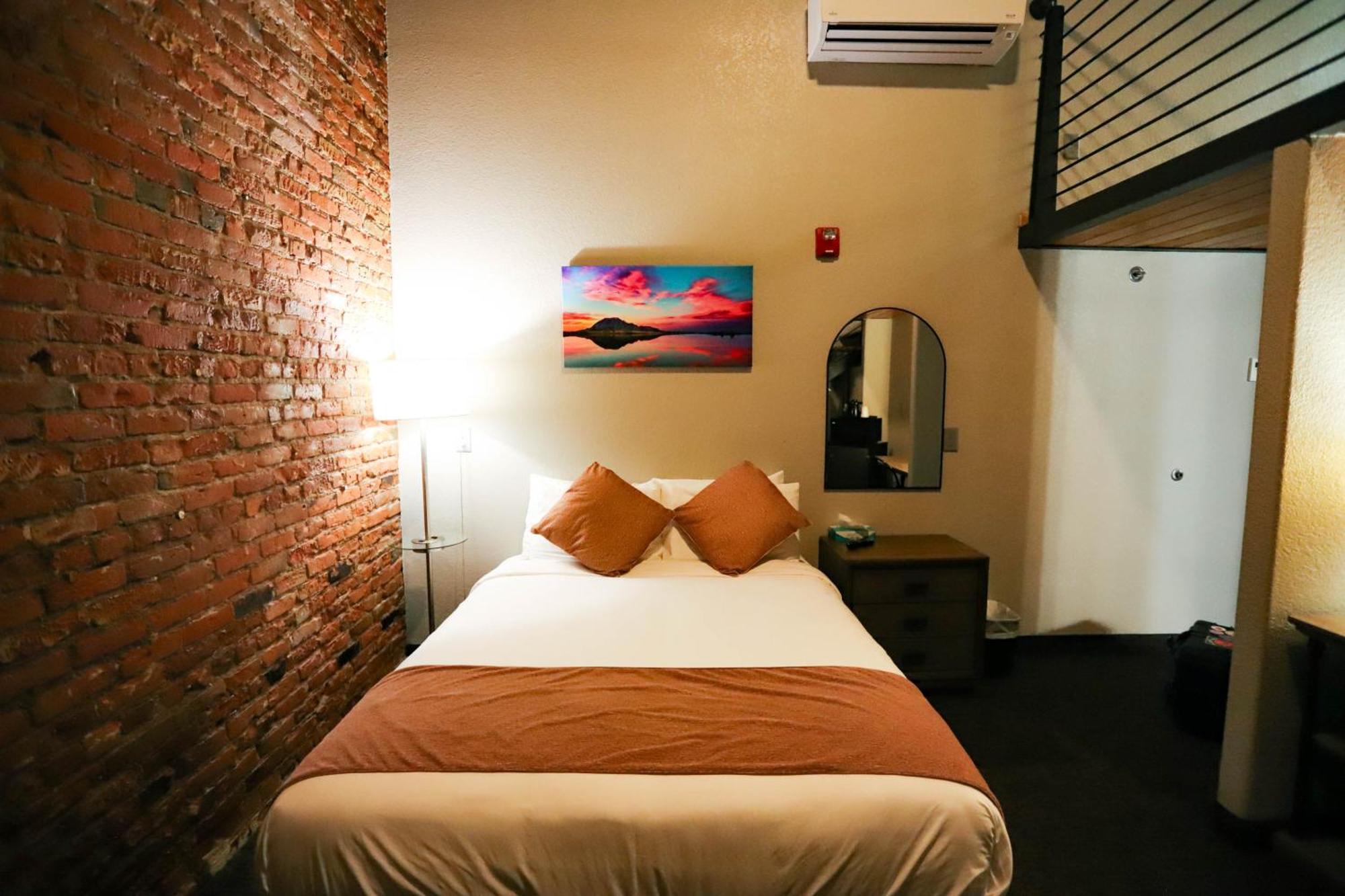 Hotel The 3*